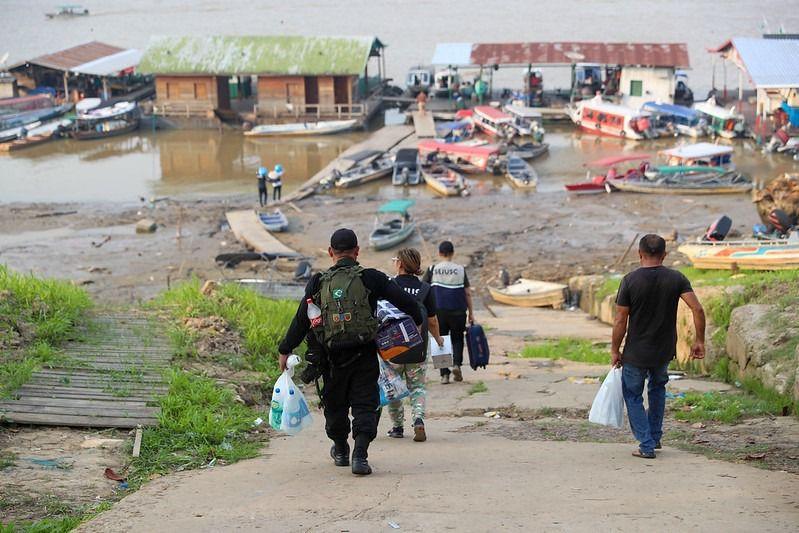 Governo do Amazonas atende moradores da comunidade de Beruri após desbarrancamento
