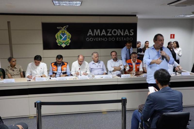Em reunião com ministros sobre a seca no Amazonas, Senador Omar exige a recuperação da BR-319