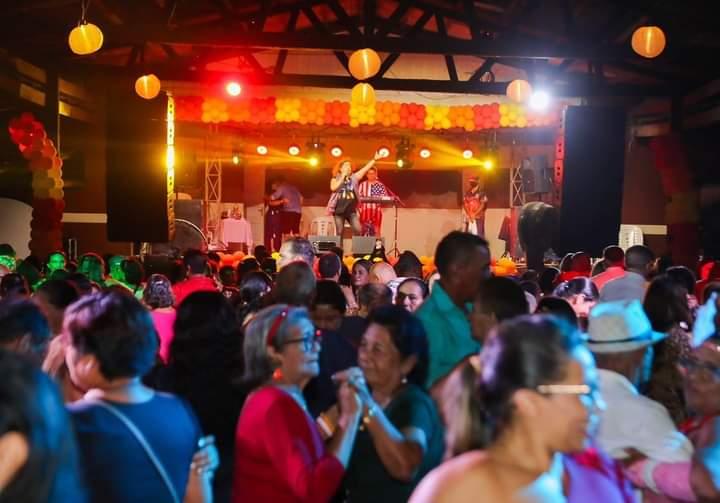 Idosos cantam e dançam ao som de Wanderley Andrade e Ciryanne Souza  