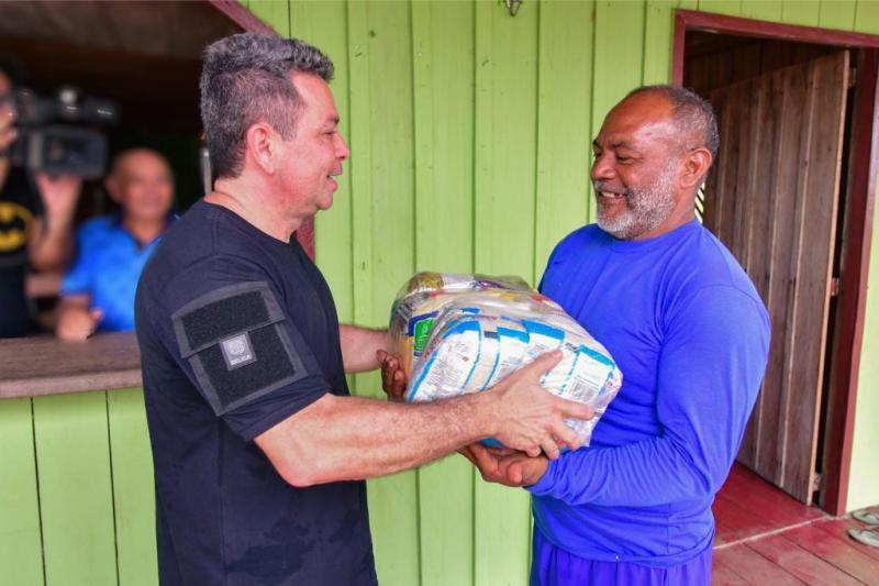 Governo do Amazonas entrega ajuda humanitária a comunidades isoladas da RDS Rio Negro afetadas pela seca