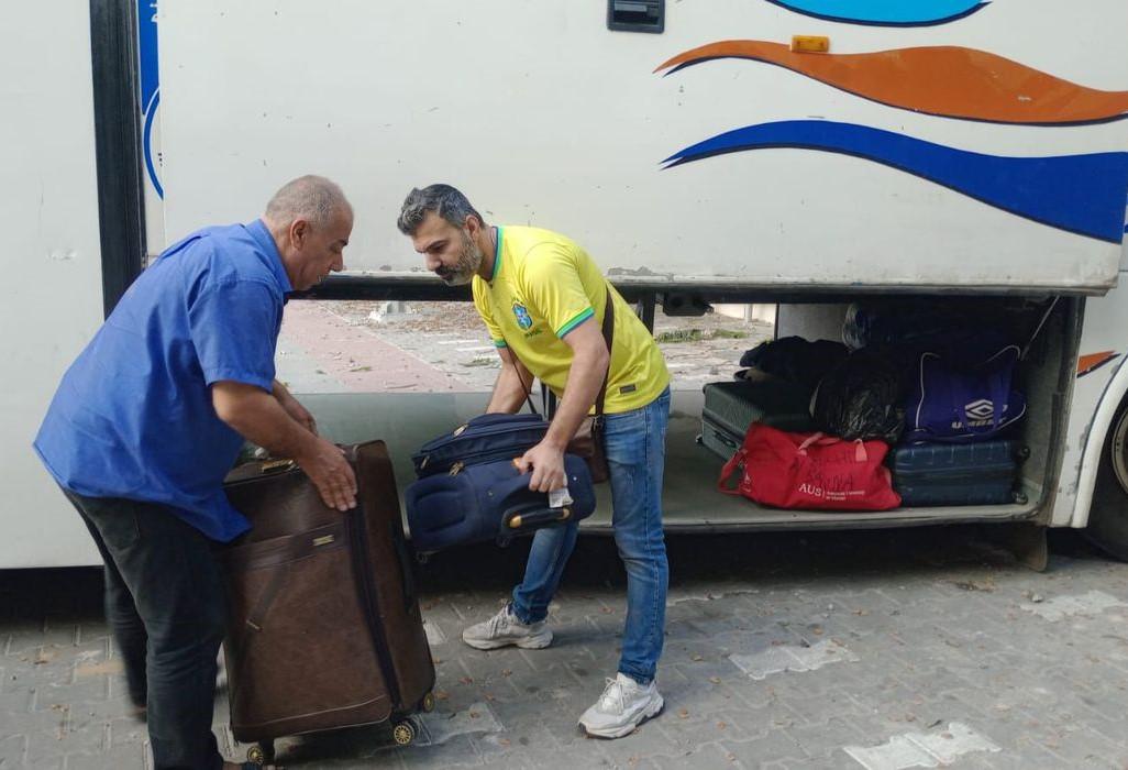 Brasileiros chegam ao sul de Gaza e aguardam travessia para Egito