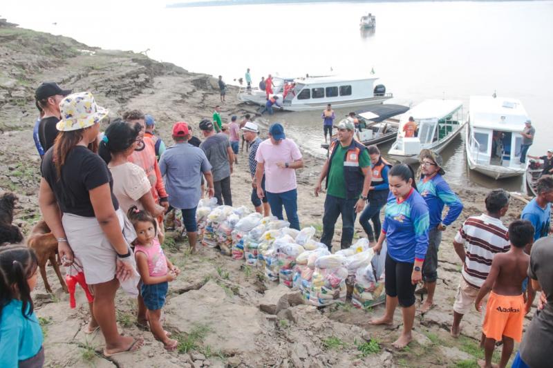 Famílias isoladas pela seca histórica em Parintins recebem cestas de alimentos 