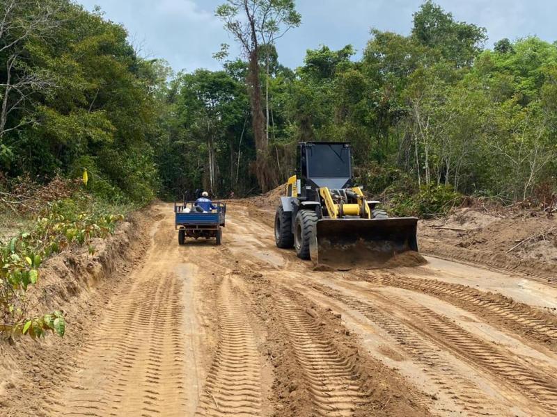 Prefeitura de Parintins executa terraplanagem na área rural para facilitar escoamento da produção
