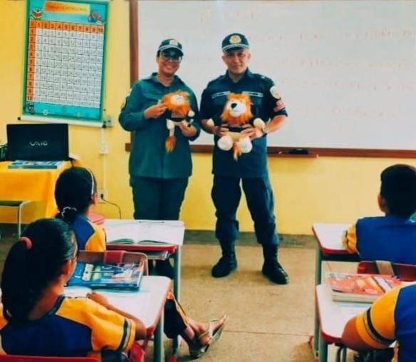 Leão mascote do Proerd visita alunos da Escola Irmã Cristine, em Parintins 