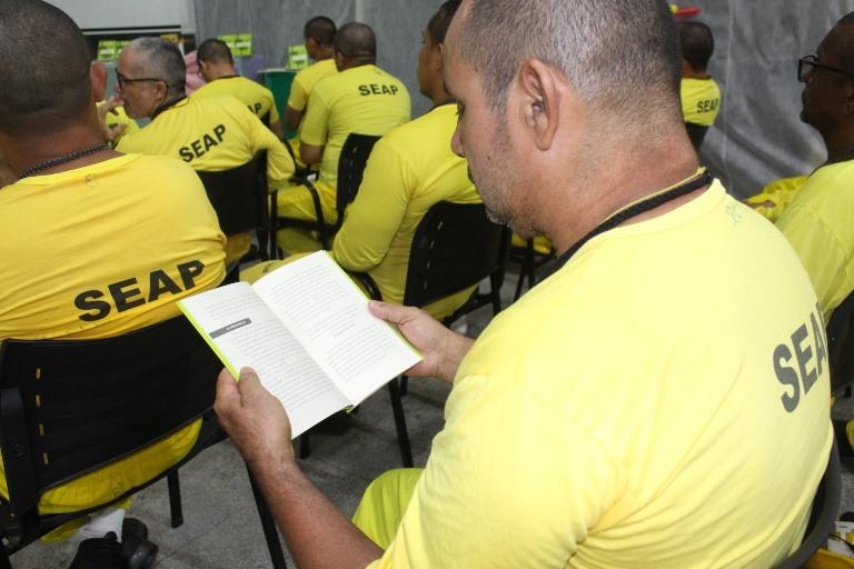 Custodiados do sistema prisional da capital recebem doação de livros