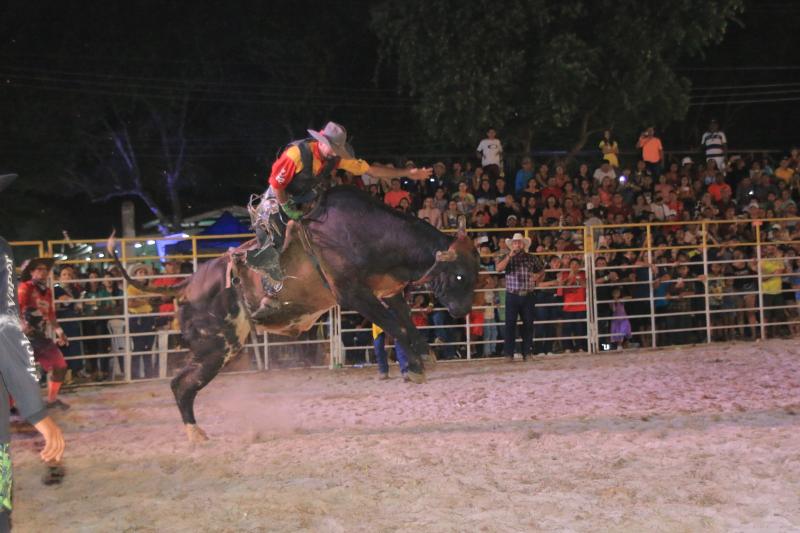 Rodeio da 37ª Expopin começa com 13 montarias em touros nesta sexta-feira