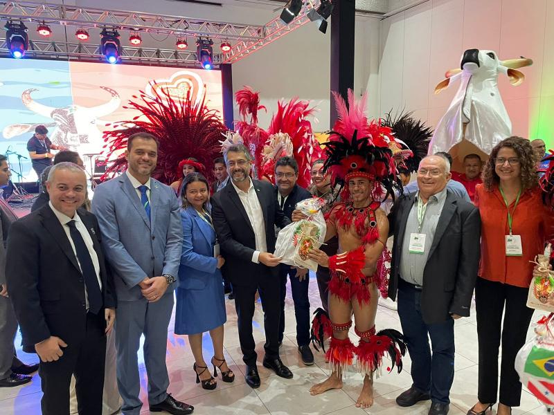 Boi Garantido encerra com espetáculo a reunião dos governadores da Amazônia Legal