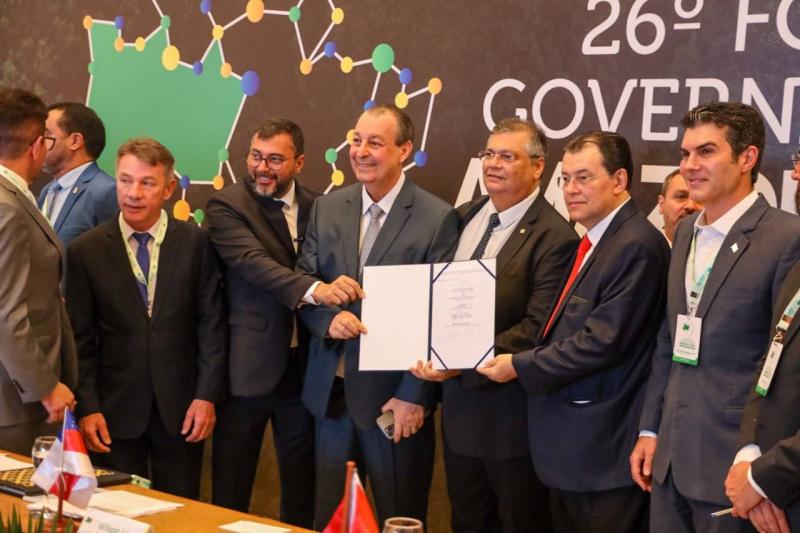 Ao lado de ministro da Justiça, senador Omar assina contrato para investimentos de R$ 2 bilhões na segurança pública