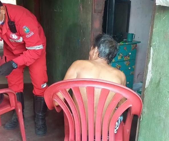 Policiais militares auxiliam em resgate de idoso abandonado no Paulo Corrêa, em Parintins
