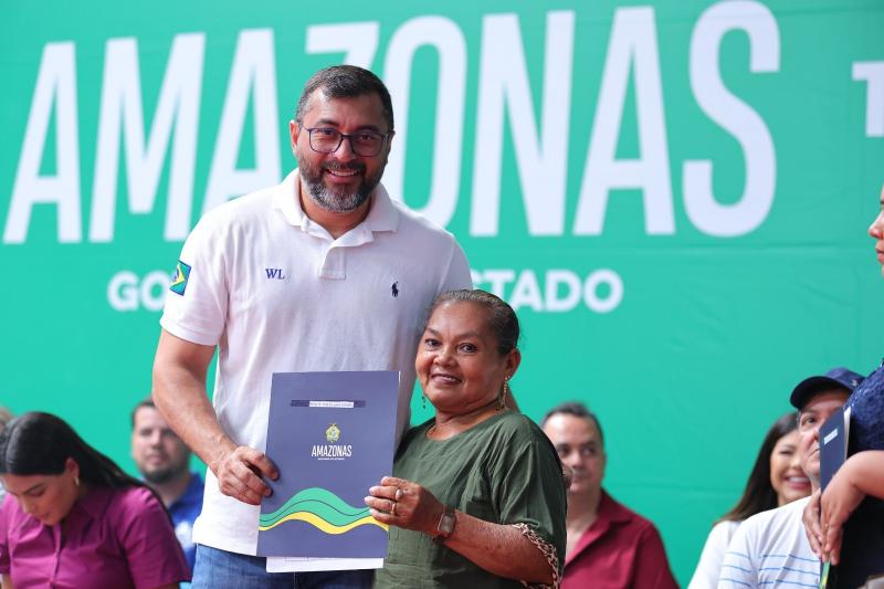 Em Parintins, Wilson Lima entrega 281 títulos definitivos de imóveis para famílias da comunidade Pascoal Alaggio