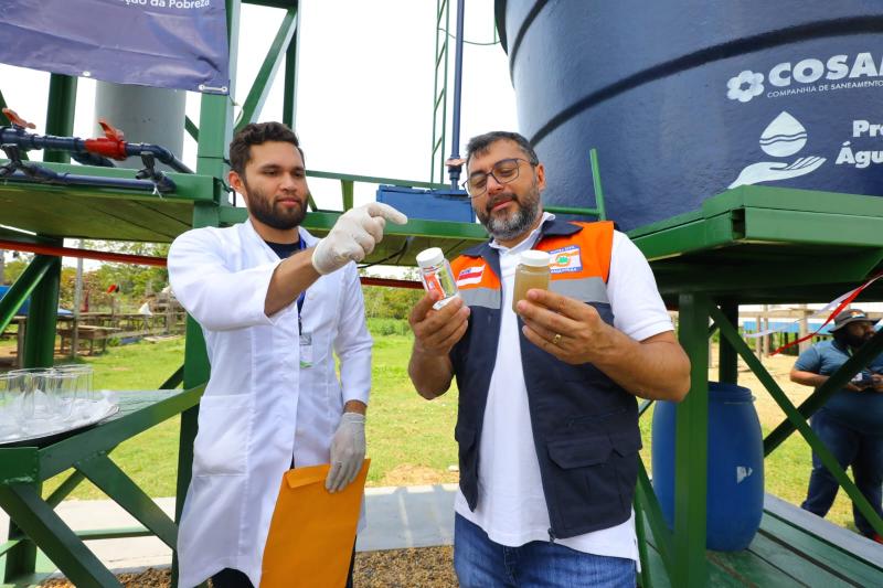 Wilson Lima entrega sistemas do 'Água Boa' e 11 mil copos de água em comunidades ribeirinhas de Parintins