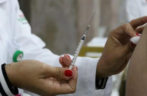 Covid-19 persiste mesmo com fim da pandemia; vacina é crucial nesse cenário