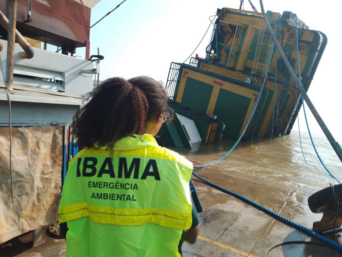 IBAMA vistoria área de naufrágio no Amazonas