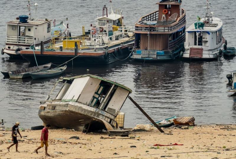 Com seca no Amazonas, ribeirinhos têm dificuldades para se locomover