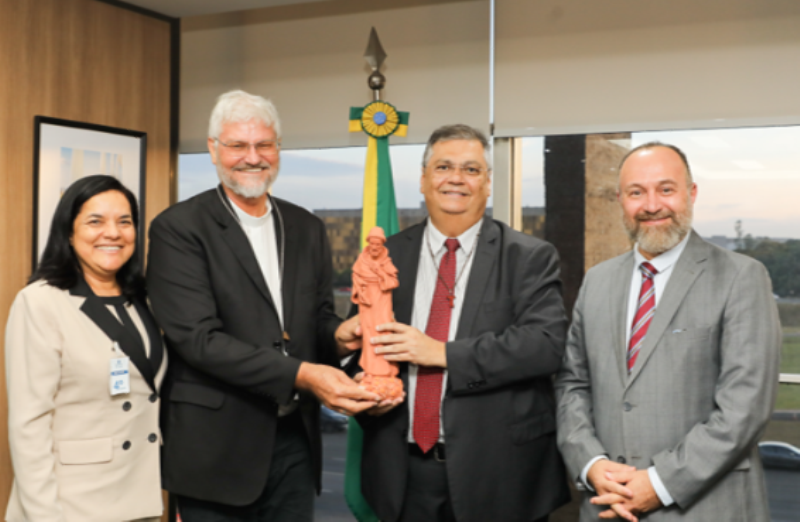 Bispo da Igreja Católica dialoga com ministros da Pesca e da Justiça sobre situações dos povos amazônidas 