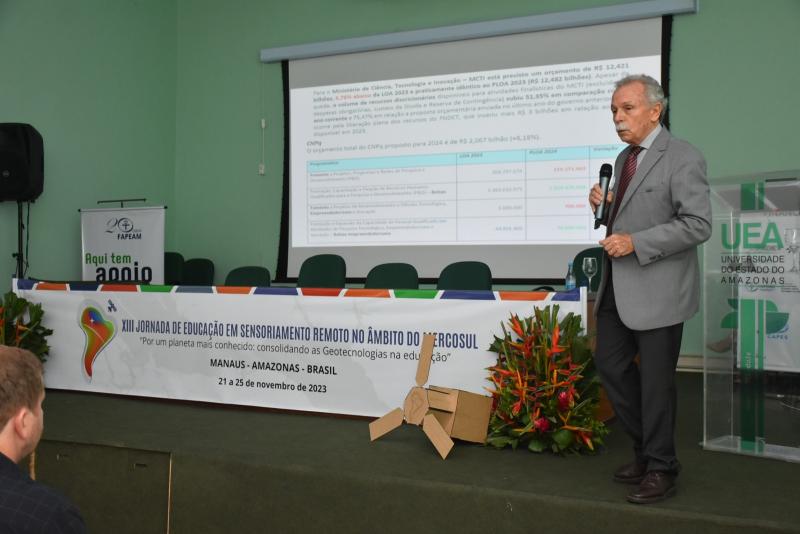 Presidente do CNPq discute estratégias para fortalecer a ciência na Amazônia durante sua visita à UEA