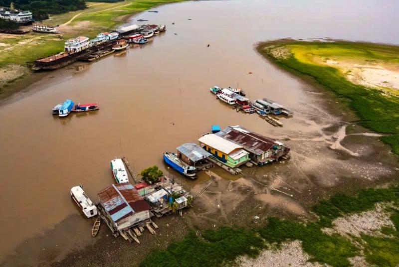 Após sofrer com nuvem de fumaça, chove em Manaus