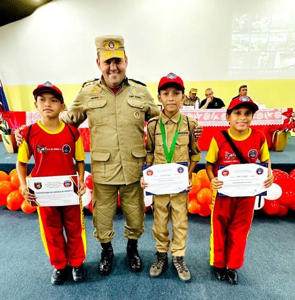 Corpo de Bombeiros encerra aulas do Programa Bombeiro Mirim com entrega de certificados