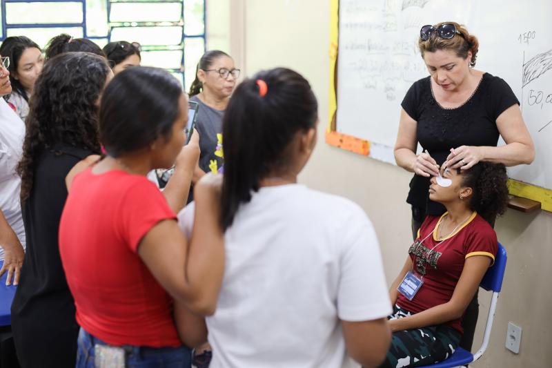Beneficiários do Prosamin+ participam de curso de extensão de cílios oferecido pela UGPE