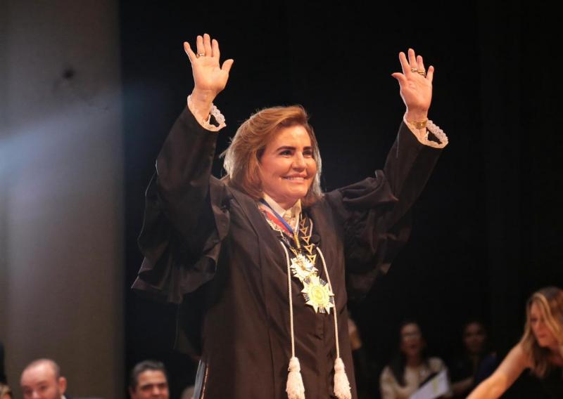 Controle pedagógico e reconhecimento marcam posse de Yara Lins dos Santos, nova presidente do TCE-AM
