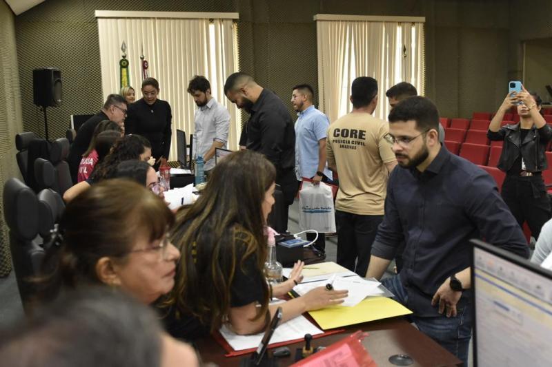 Aprovados para o cargo de delegado entregam documentos e exames médicos na Polícia Civil do Amazonas