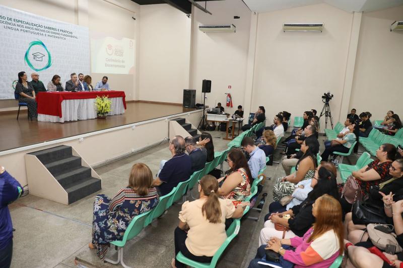 Mais de 2 mil professores concluem curso promovido pela UEA e Secretaria de Educação