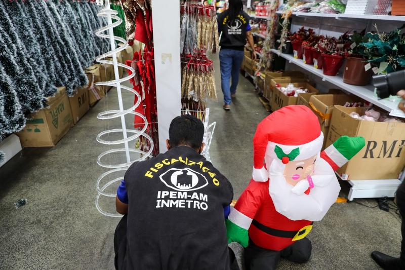 Ipem-AM fiscaliza mais de 13,4 mil produtos natalinos em Manaus e Região Metropolitana