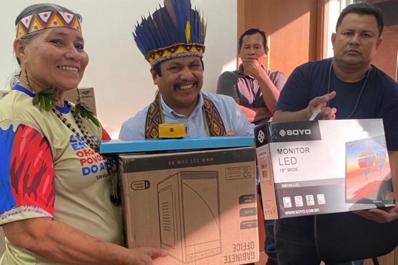Inclusão digital: Indígenas são contemplados com computadores doados pelo Governo do Amazonas