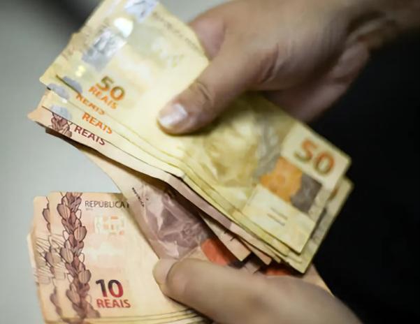 Salário mínimo para 2024 de R$ 1.412 provoca críticas