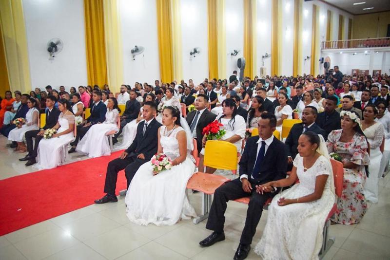 41 casais dizem 'sim' em cerimônia Evangélica