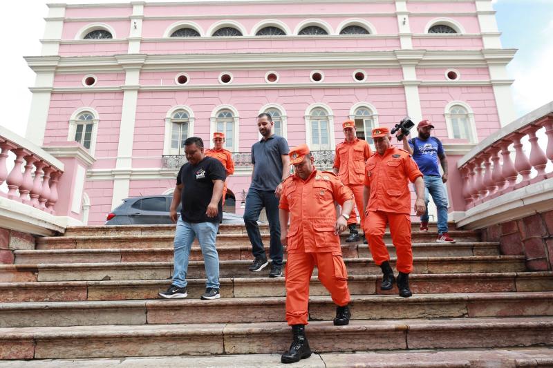 Corpo de Bombeiros faz vistoria em estrutura montada para show pirotécnico, em Manaus