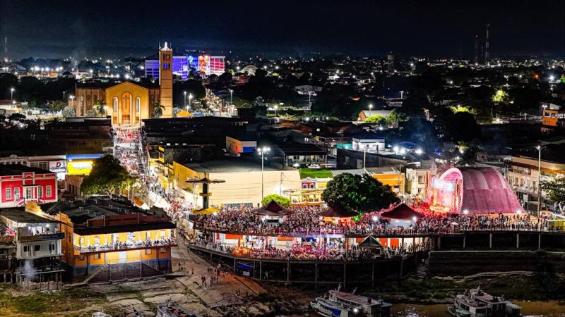 Parintinense festeja Ano Novo na Praça Cristo Redentor