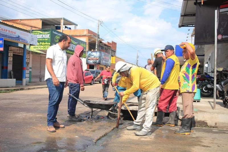 Em Parintins, Semosp realiza limpeza de bueiros e pede conscientização de moradores