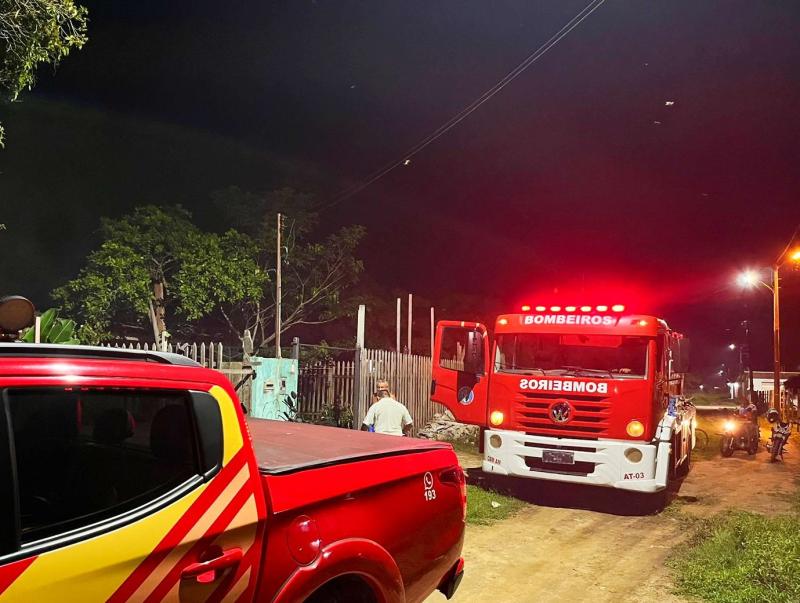 Corpo de Bombeiros de Parintins combate incêndio em residência de alvenaria