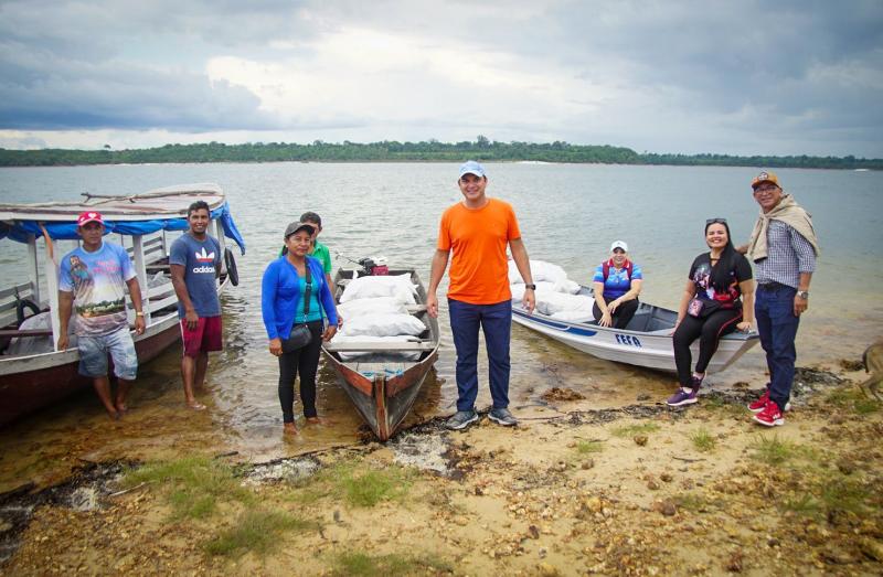 Na zona rural, vereador Mateus Assayag participa da entrega de 13 toneladas de pescado