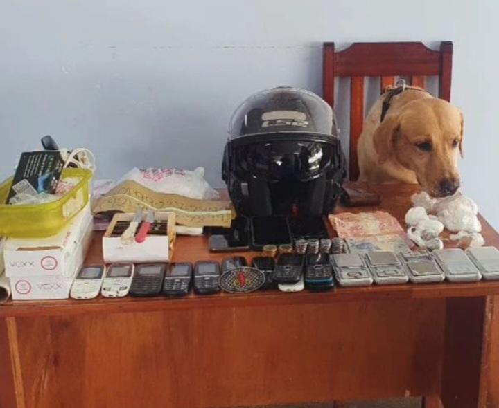 Policiais militares do 11° BPM prendem quatro homens acusados de tráfico de drogas no bairro Paulo Corrêa