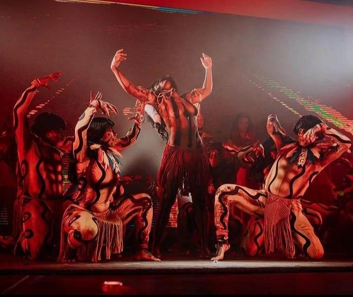 Bailarina do Corpo de Dança do Amazonas se destaca no carnaval carioca representando os povos Yanomami