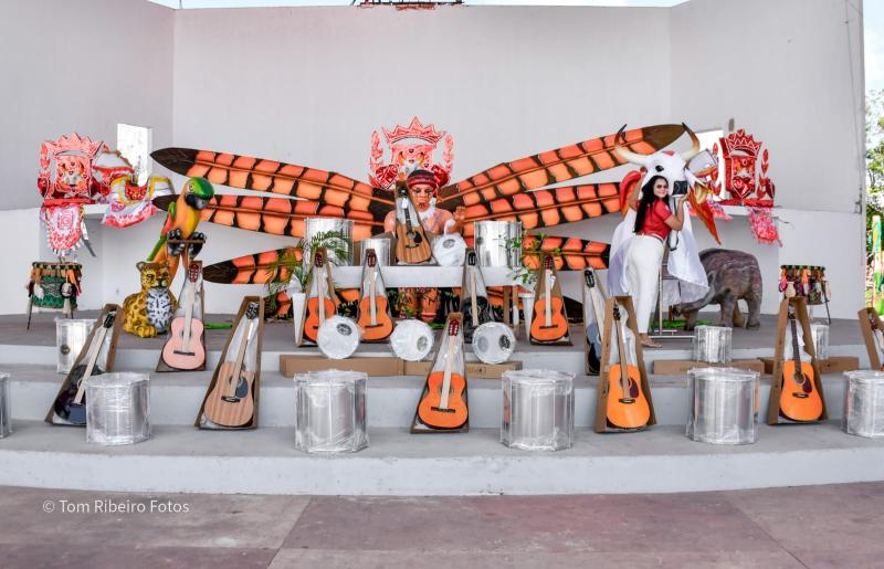 Boi Garantido recebe instrumentos para atividades da Universidade do Folclore Paulinho Faria