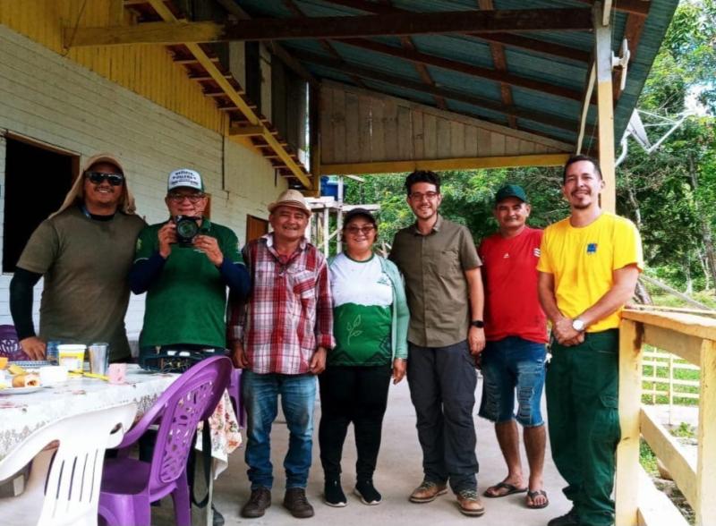 Fiscais da Sedema Parintins acompanharam nesta segunda-feira, 22, a visita da equipe da Globonews à Vila Amazônia