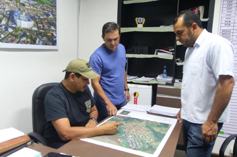 Bi Garcia assina projeto de asfaltamento da sede da Vila Amazônia 