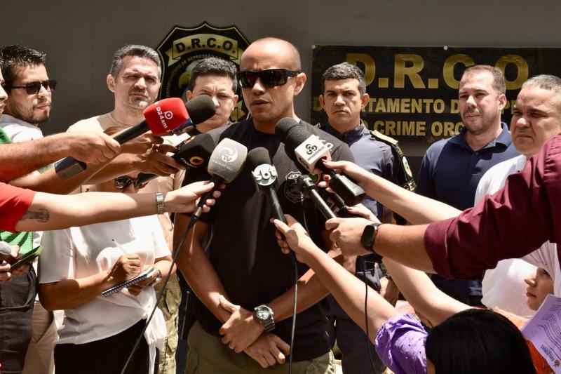 Operação prende trio e apreende 2,8 toneladas de drogas, armamentos e uma lancha
