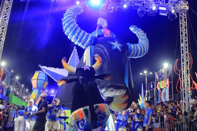 Em Parintins, Boi Caprichoso emociona e leva multidão para noite de Carnaboi