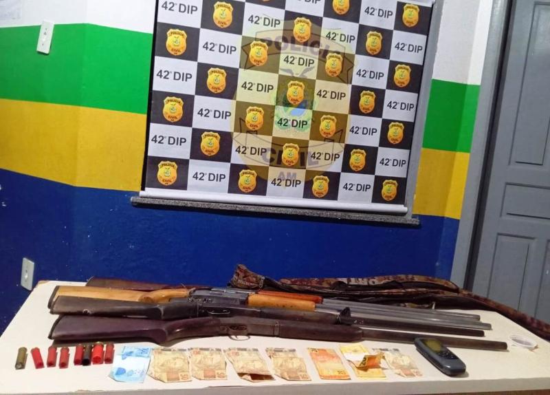 Polícias Civil e Militar prendem homem por extração ilegal de madeira avaliada em R$ 50 mil, em Barreirinha