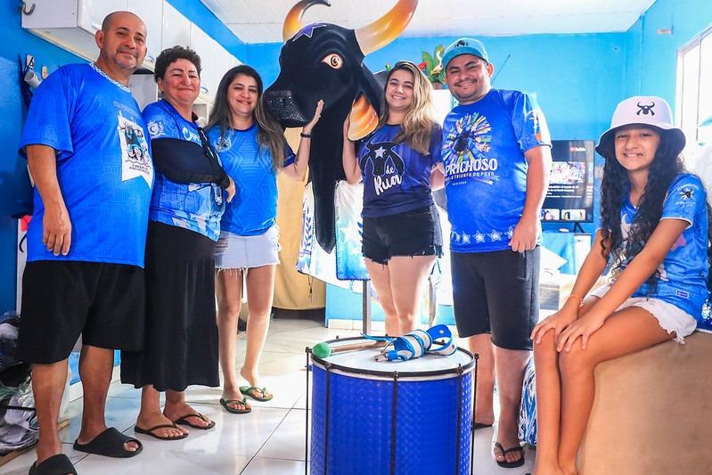 Festival de Parintins: Torcedores explicam como é ser escolhido pelos bumbás Caprichoso e Garantido