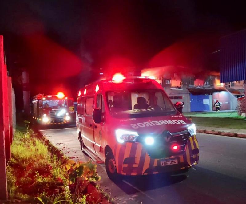 Corpo de Bombeiros combate incêndio de grande proporção em galpão de empresa no bairro Tarumã