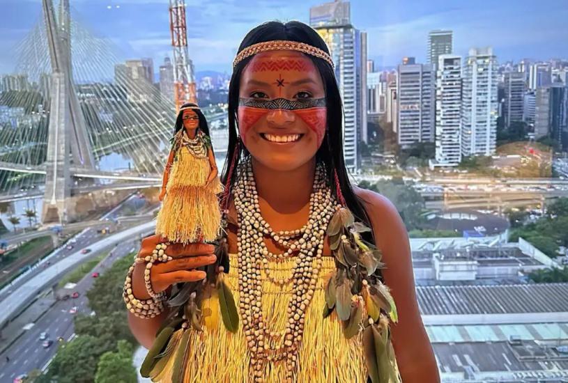 Indígena brasileira vira Barbie nos 65 anos da boneca