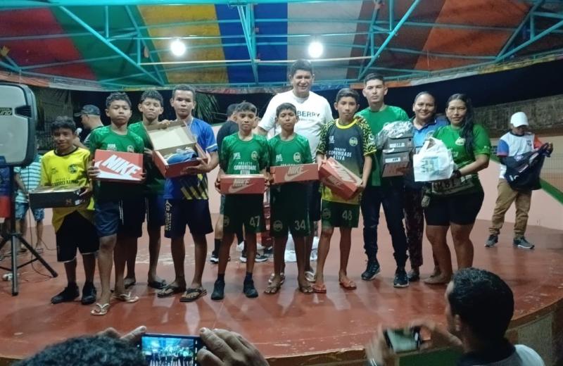 Bi Garcia entrega materiais esportivos aos vencedores da 1ª Copa de Férias Pichita Cohen