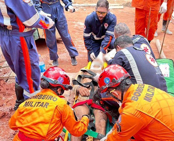 Em ação complexa, bombeiros resgatam vítimas soterradas em canteiro de obra privada no bairro Flores