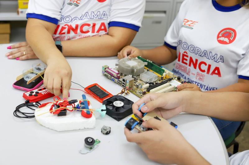 No Dia da Escola, Fapeam destaca apoio do Governo do Amazonas para incentivar vocação científica na educação básica