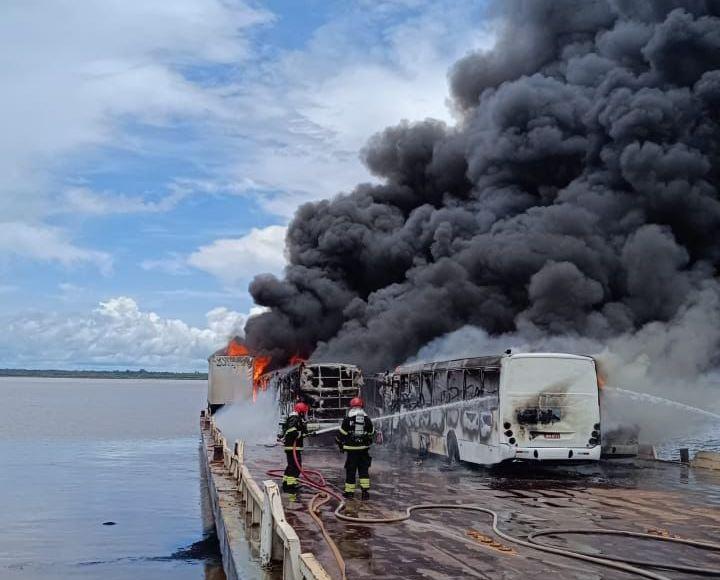 Corpo de Bombeiros combate incêndio de grande proporção em veículos dentro de porto privativo